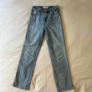 ABERCROMBIE THE 90’s STRAIGHT ULTRA HIGH RISE SIZE 25/ 0R LIGHT WASH